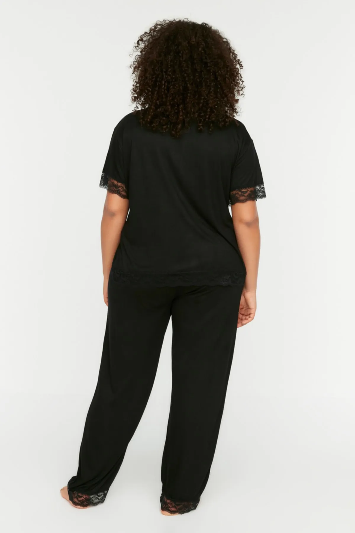 Trendyol Curve  Gestricktes Pyjama-Set aus schwarzer Spitze TBSSS22PT0623