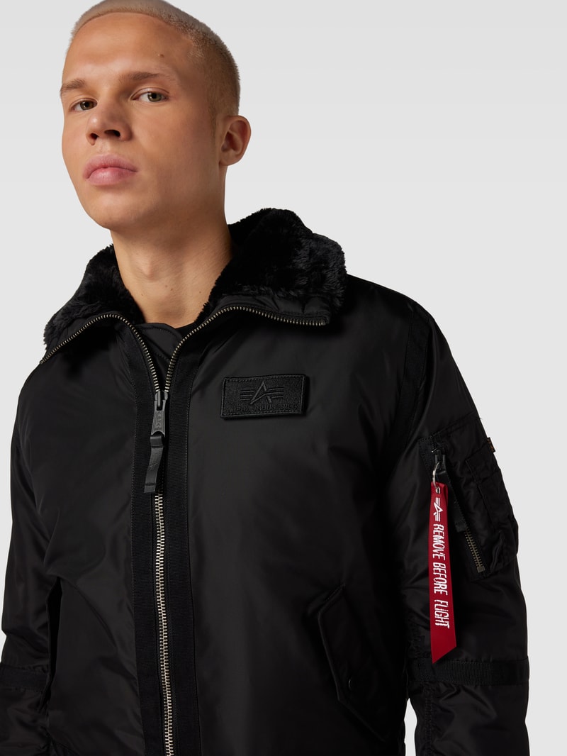 Jacke mit Kunstfellbesatz in schwarz