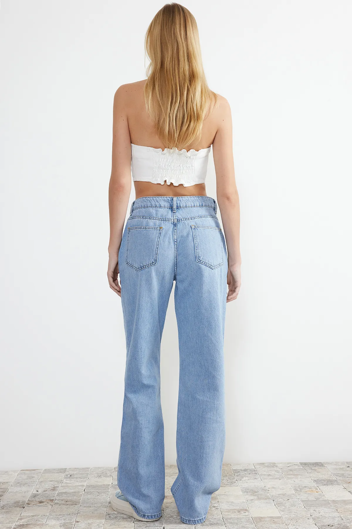 Trendyol Collection  Blaue Jeans mit niedriger Taille und weitem Bein TWOSS24JE00071