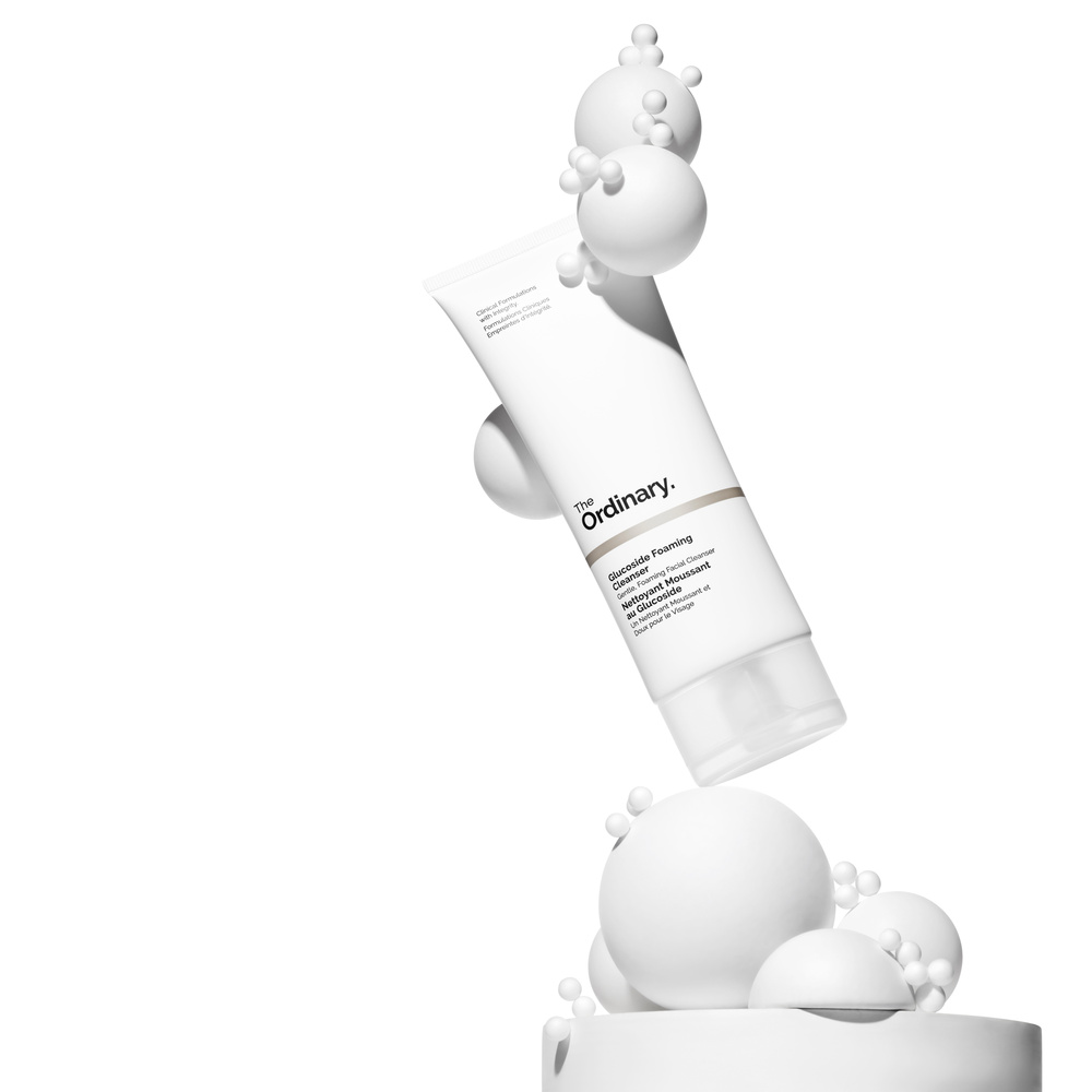 The Ordinary Nettoyant Moussant au Glucoside Une mousse nettoyante douce, qui nettoie efficacement la peau.