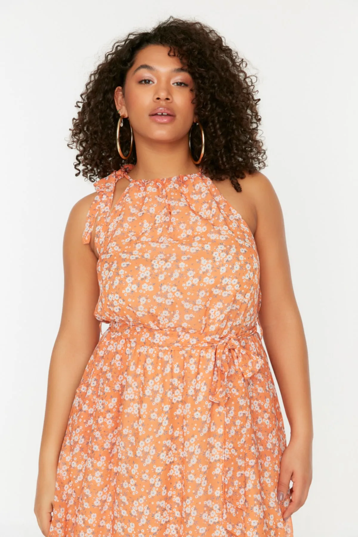 Trendyol Curve  Oranges gewebtes Kleid mit Blumenmuster und Gürtel TBBSS22EL1174