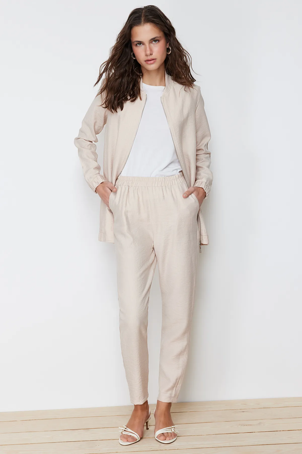 Trendyol Modest  Beigefarbenes Set mit gewebten Hosen, Tunika, Oberteil und Unterteil in Leinenoptik TCTSS24US00016