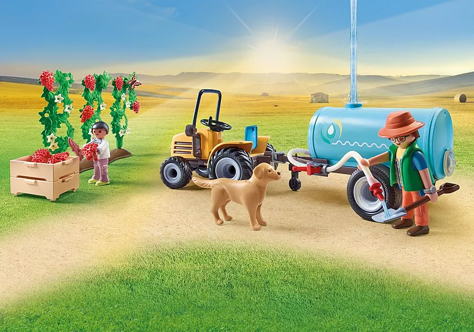 Traktor mit Anh&auml;nger und Wassertank