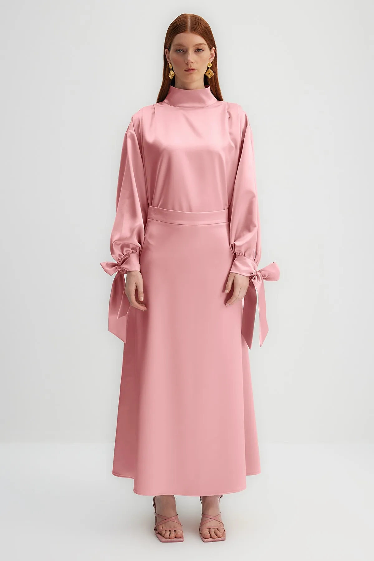 Trendyol Modest  X Kevser Sarıoglu A-Linien-Rock aus Satingewebe mit getrockneten Rosen TCLSS23EE00004