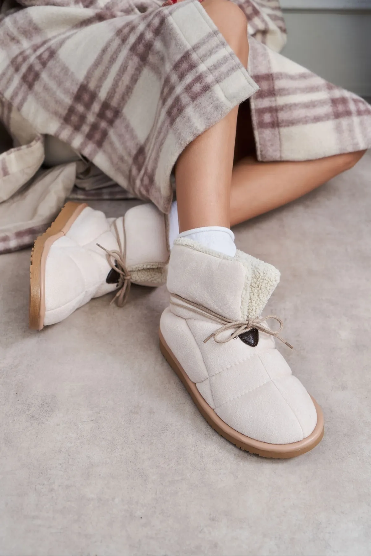 NİŞANTAŞI SHOES  Lilia Beige Wildleder-Fellgefütterte Damenstiefel mit flacher Sohle