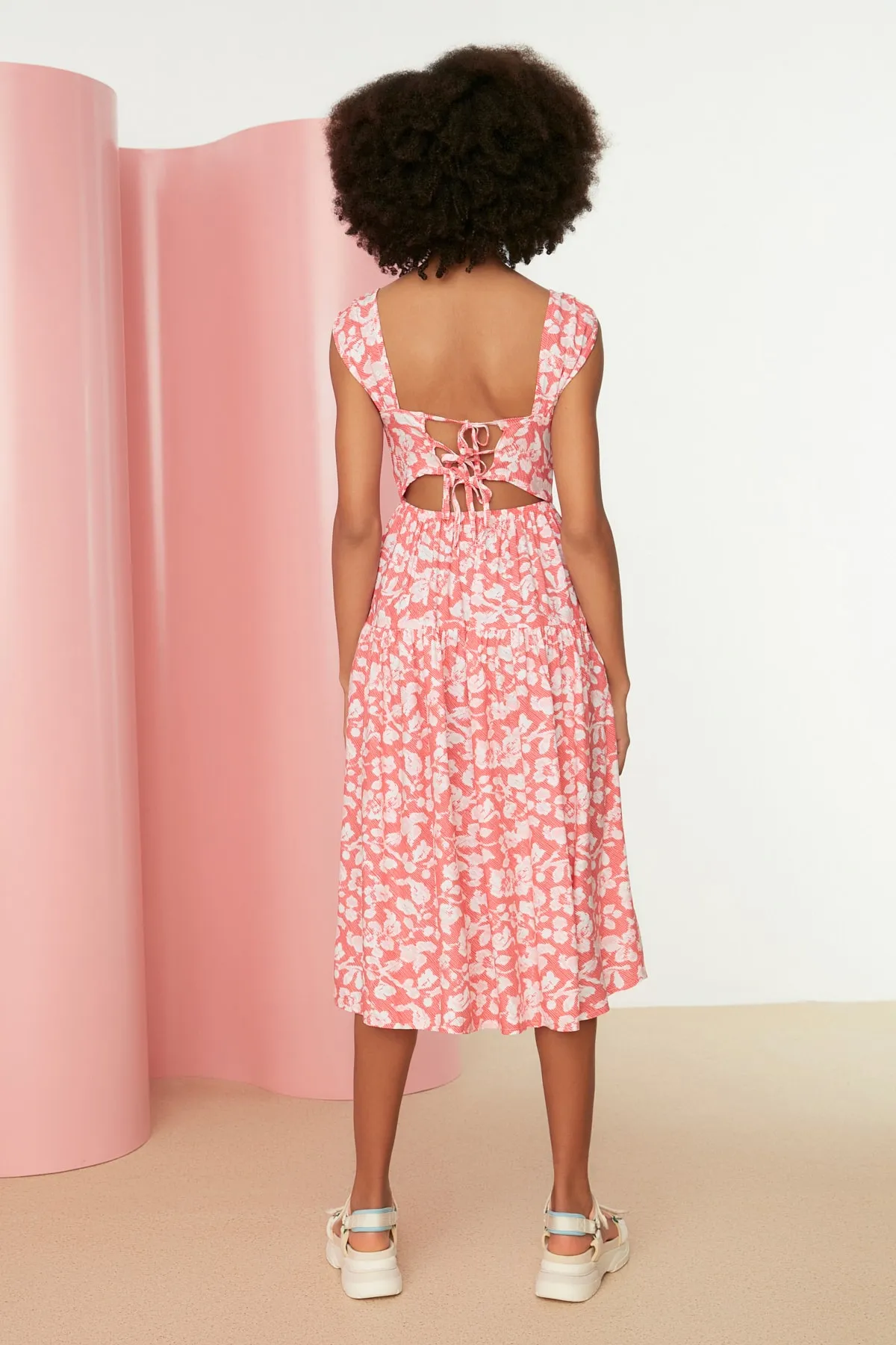 Trendyol Collection  Rotes Midikleid mit gewebtem Rückendetail und Blumenmuster und Taillenöffnung TWOSS21EL0709