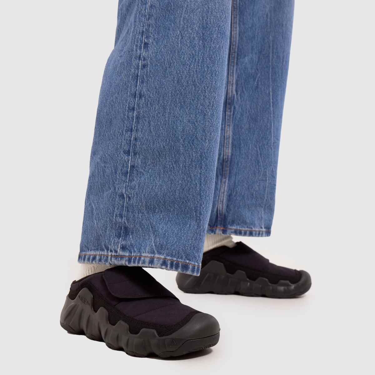Keen – Svarta hypowser-sandaler med omlottdetaljer