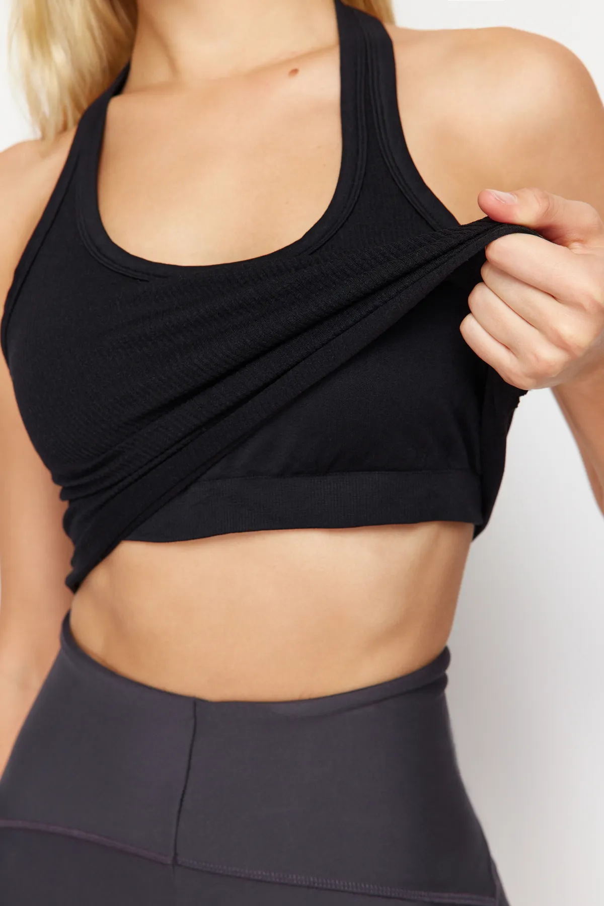 Trendyol Collection  Schwarzer nahtloser/nahtloser 2-lagiger gestrickter Sport-BH mit Polster innen THMSS24SS00010