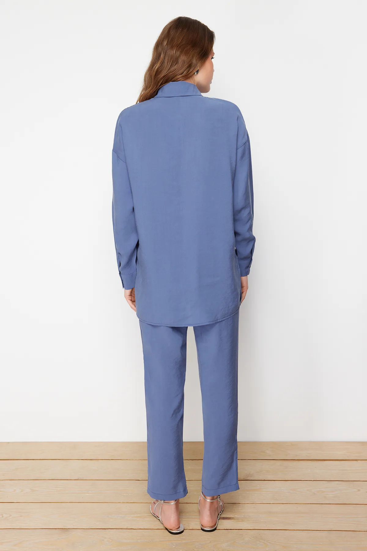 Trendyol Modest  Blaues Set aus gewebtem Modalstoff mit Hemd und Hose unten TCTSS24US00058