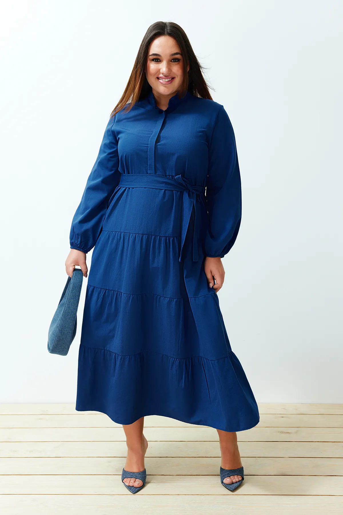 Trendyol Modest  Saks – Gewebtes Kleid mit Gürtel und Chefkragen und Knopfdetail TCTSS21EL3343