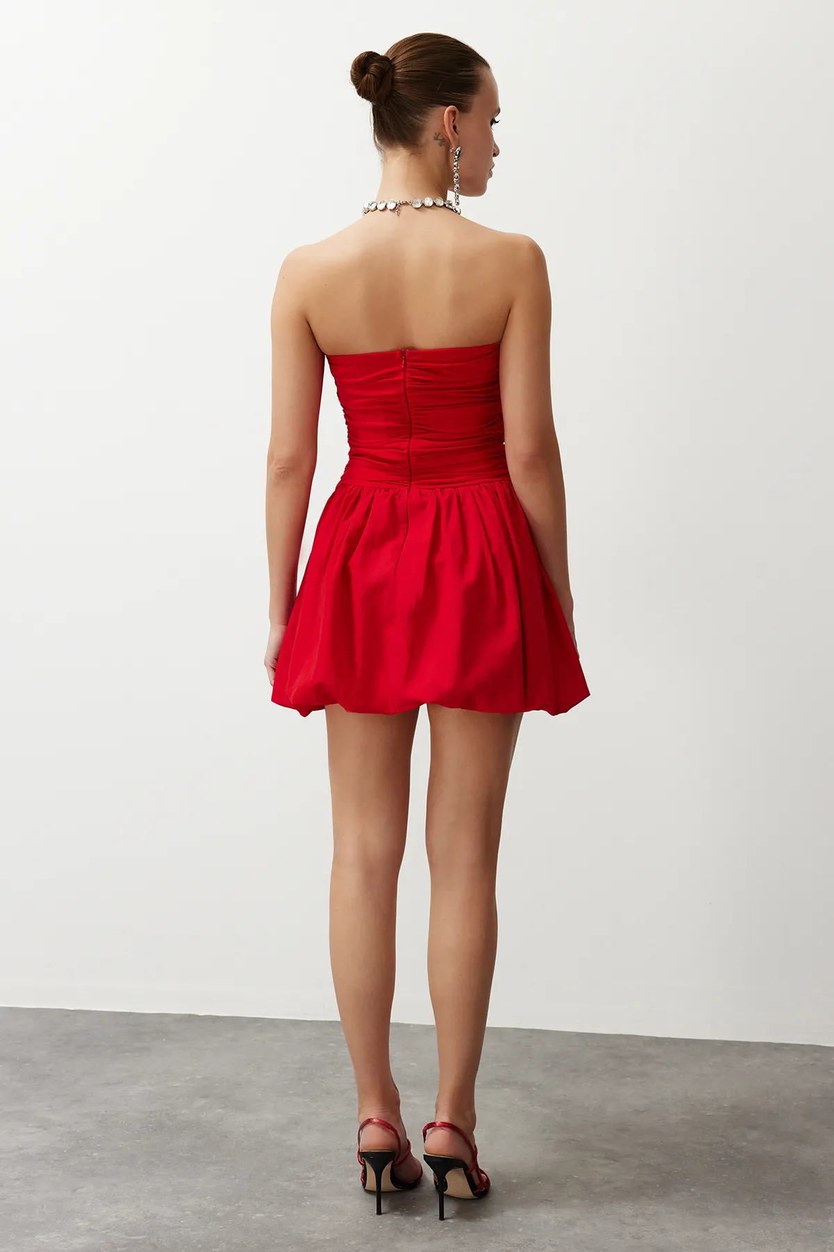 Trendyol Collection  Rotes, elegantes Abendkleid mit Taillenöffnung/Skater-Muster TPRSS24EL00074
