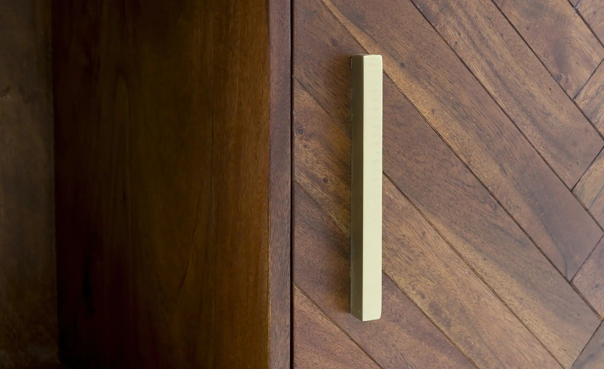 Highboard aus Massivholz