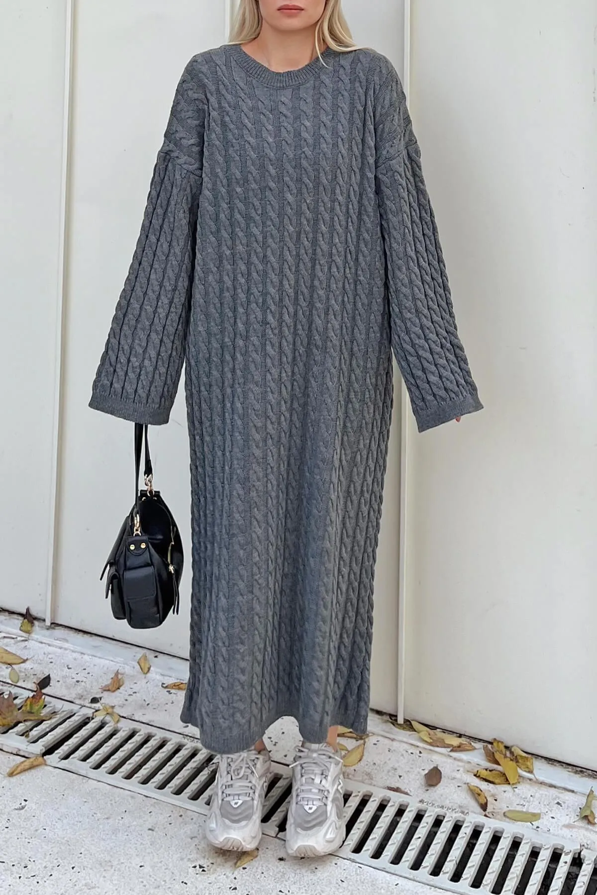 Swist  Geräuchertes Rundhals-Midikleid aus geflochtener Strickware für Damen