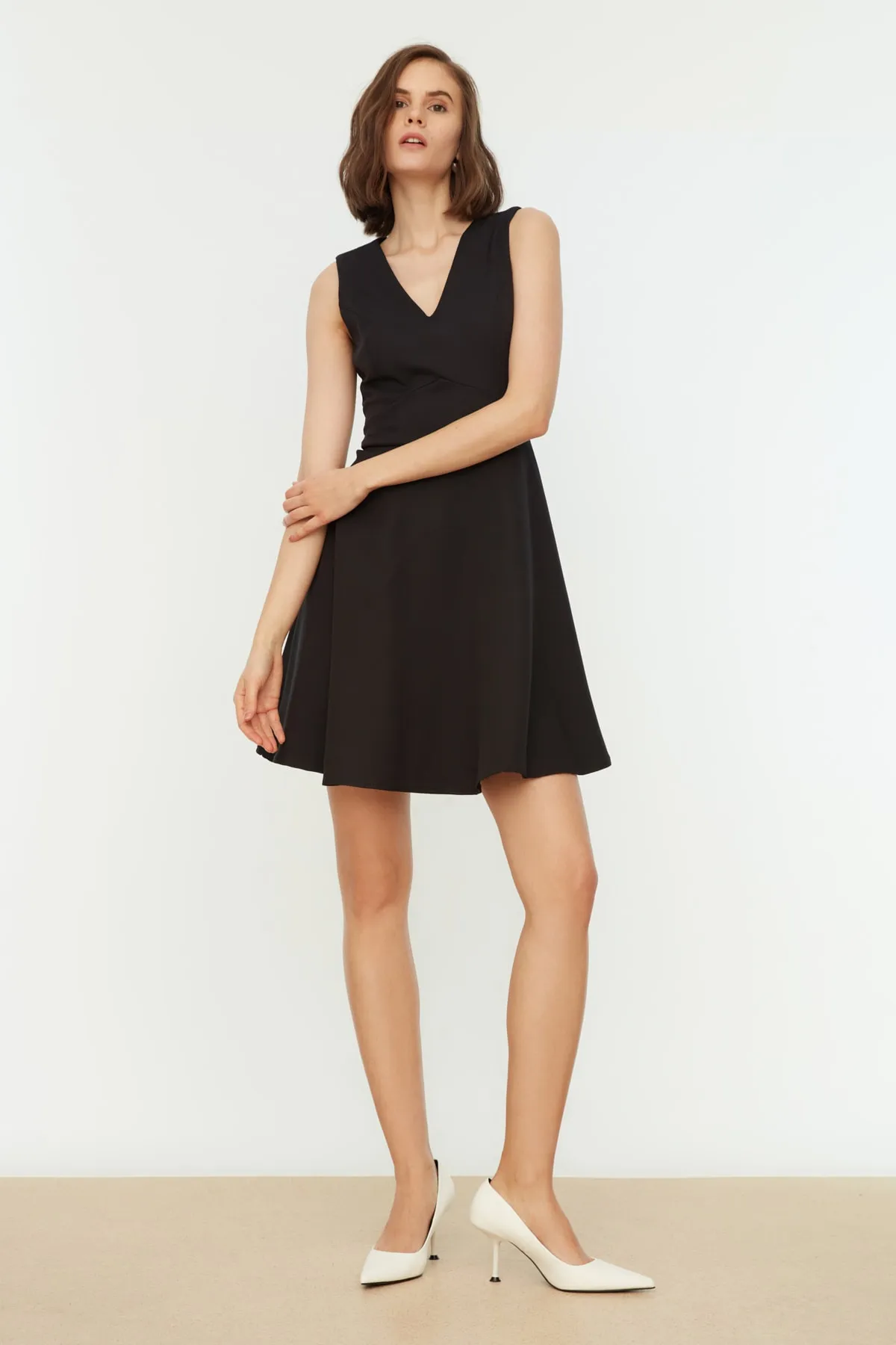 Trendyol Collection  Schwarzes Mini-Webkleid mit V-Ausschnitt TWOSS19BB0210