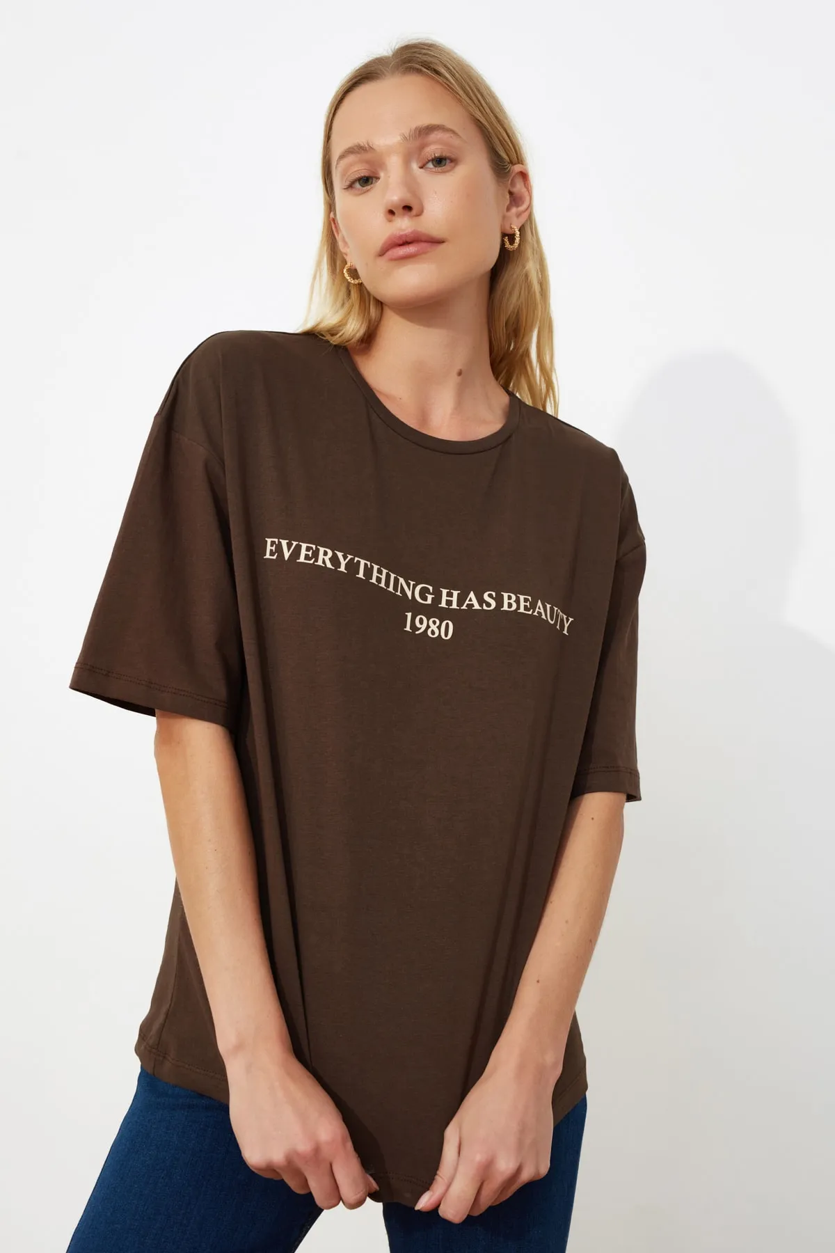 Trendyol Collection  Braunes, locker geschnittenes, gestricktes T-Shirt aus 100 % Baumwolle mit Slogan-Aufdruck TWOSS19GH0034