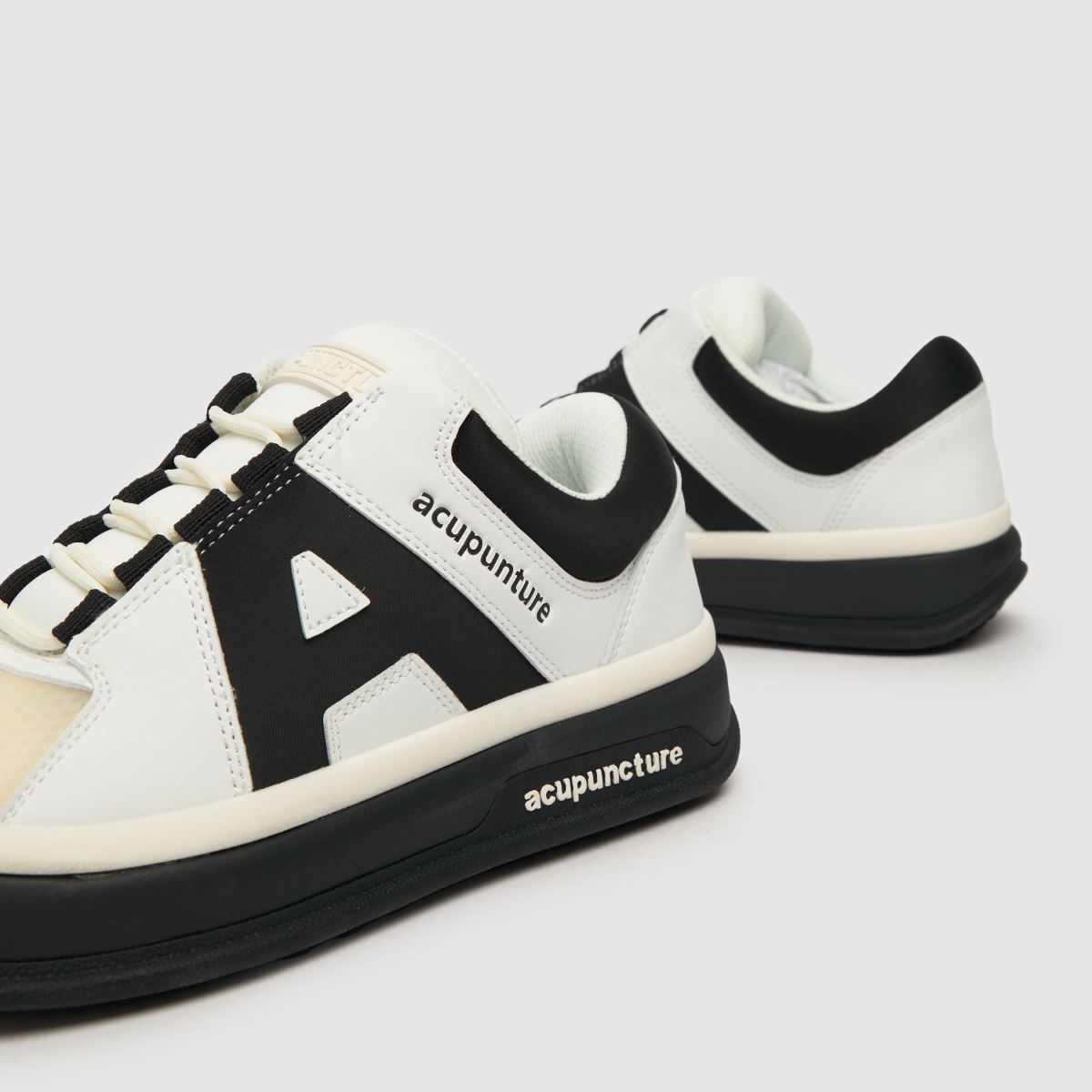 AKUPUNKTUR – Mr Blunder – Sneakers i vitt och svart