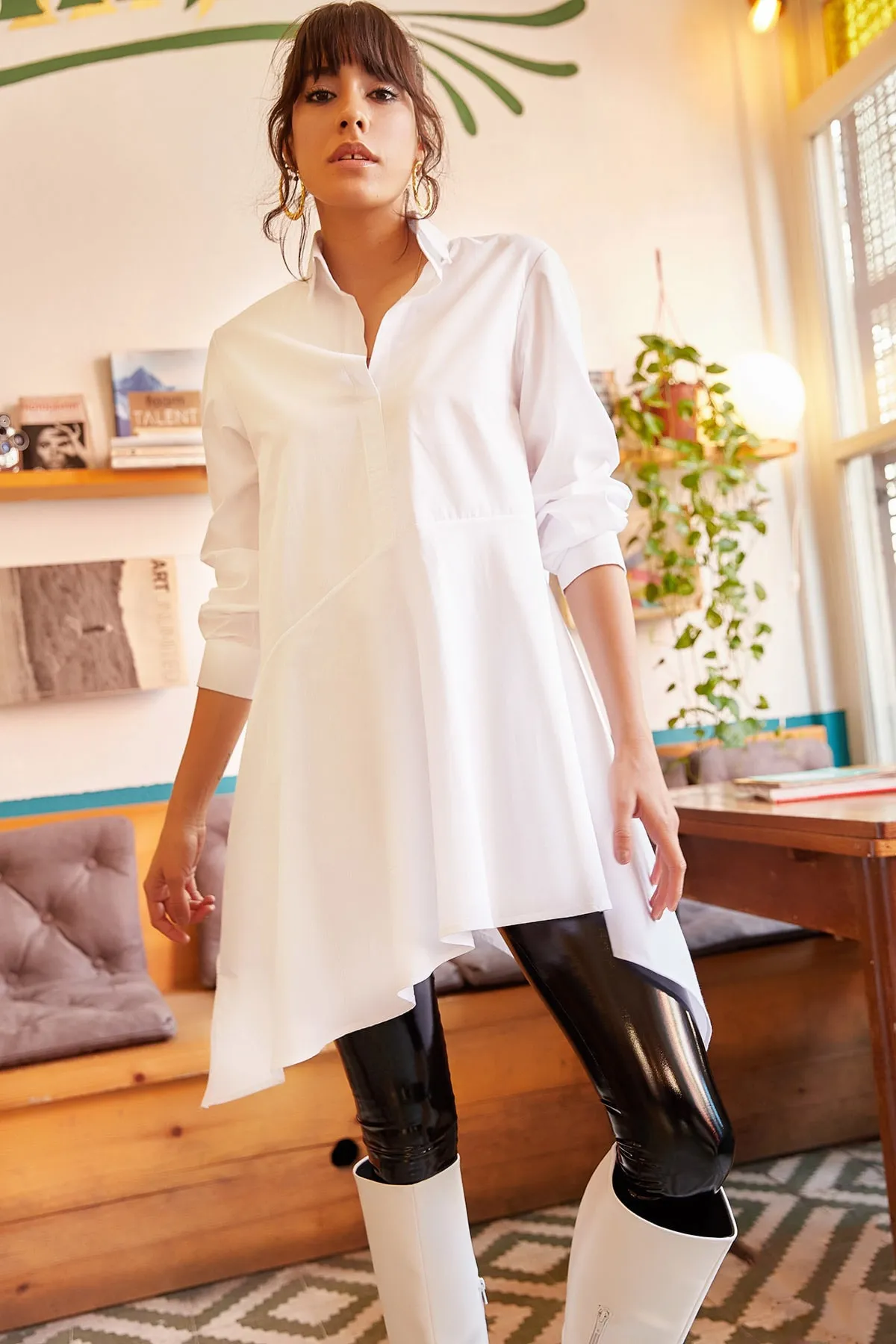 Olalook  Weiße asymmetrische Tunika mit Hemdkragen für Damen TNK-19000034