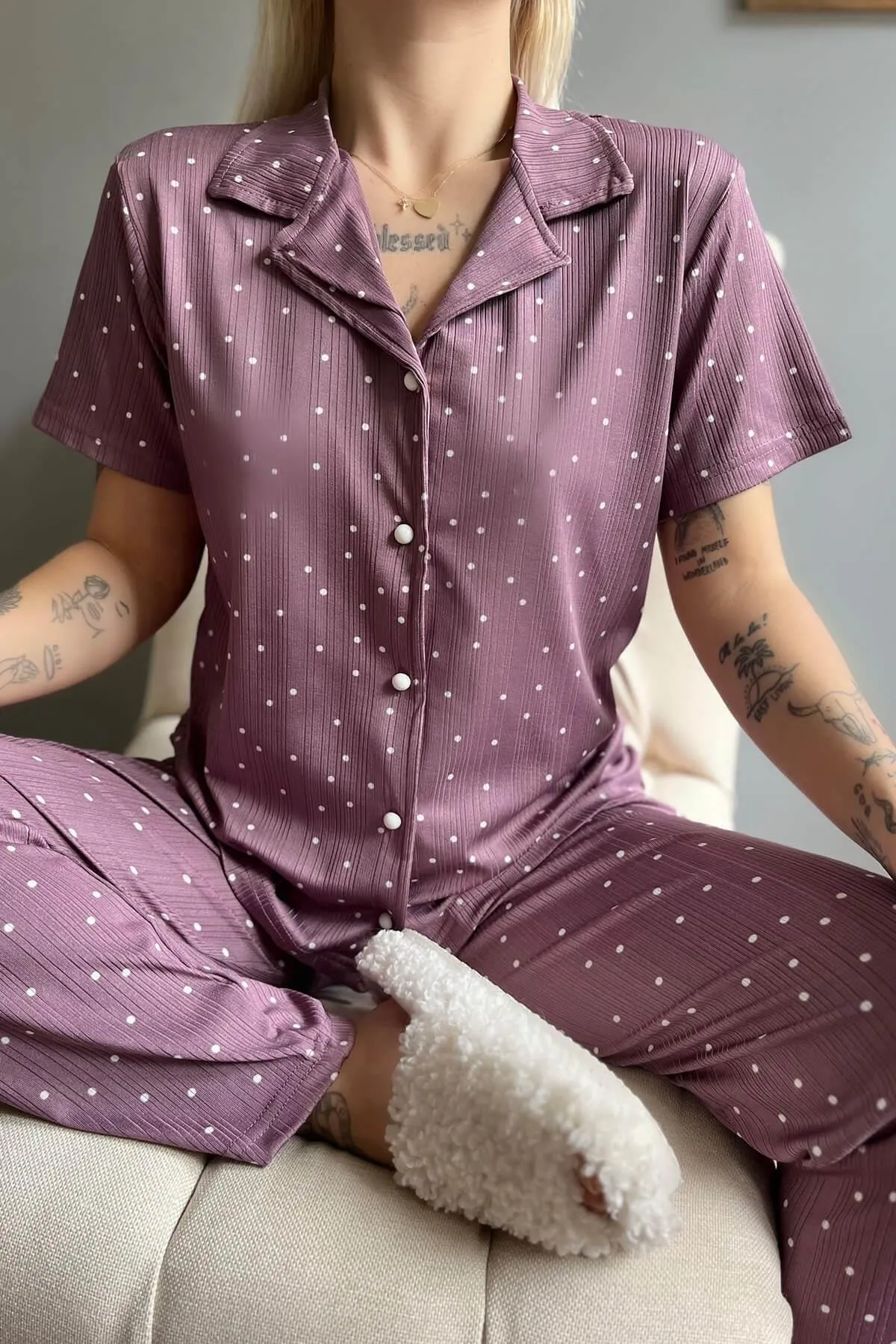 Pijamaevi  Kurzärmliger Damen-Pyjama mit violettem Punktmuster und gestrickter Vorderseite und Knöpfen