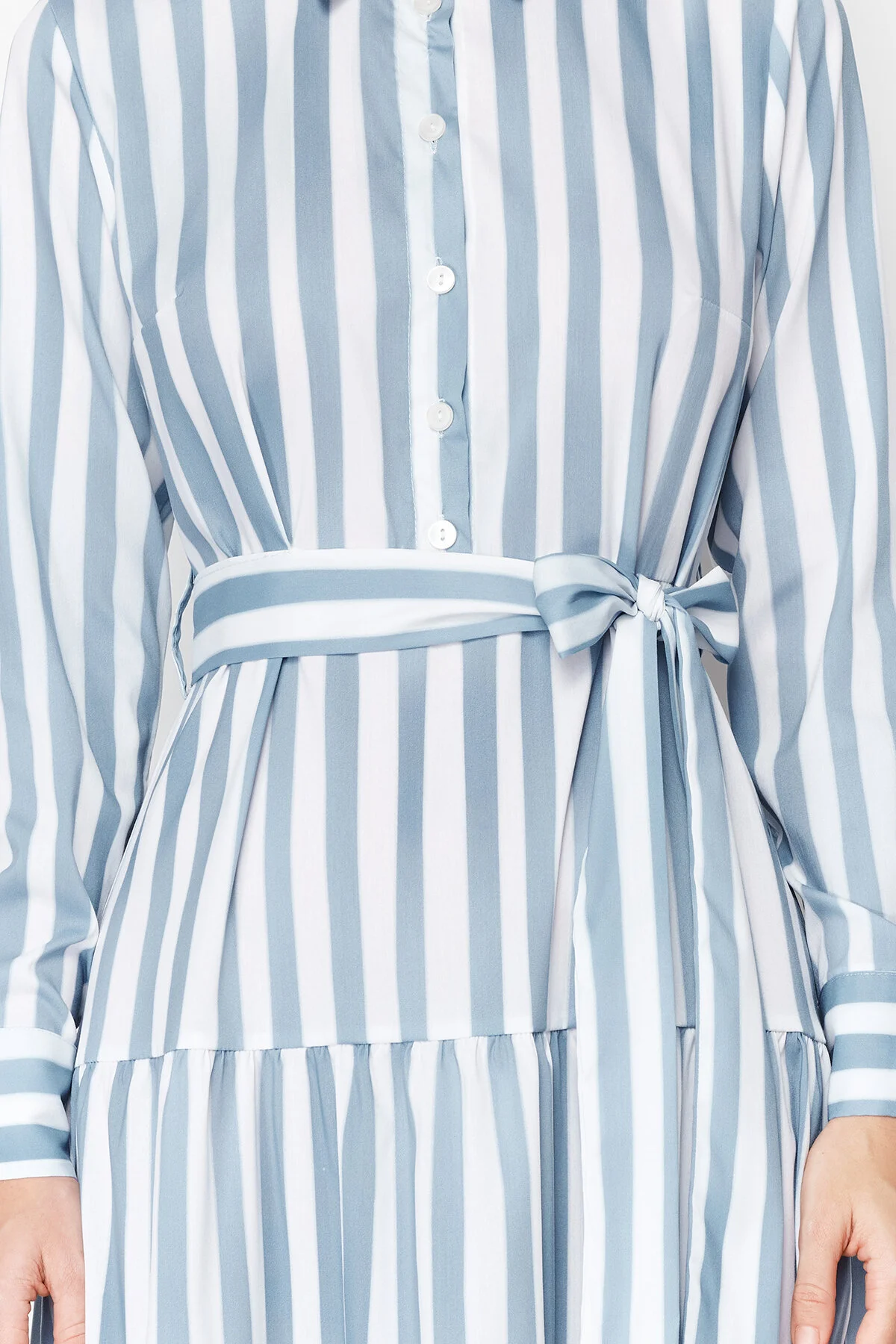 Trendyol Modest  Blaues, gewebtes Kleid mit Hemdkragen und gestreiftem Gürtel TCTSS24EB00150