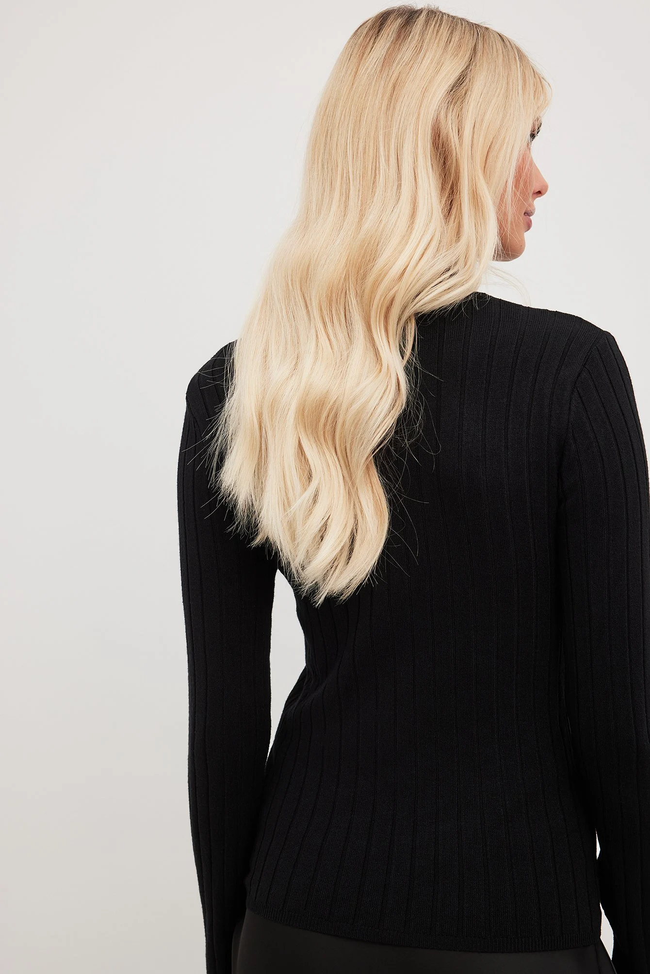 Gerippter Strickpullover mit hohem Ausschnitt