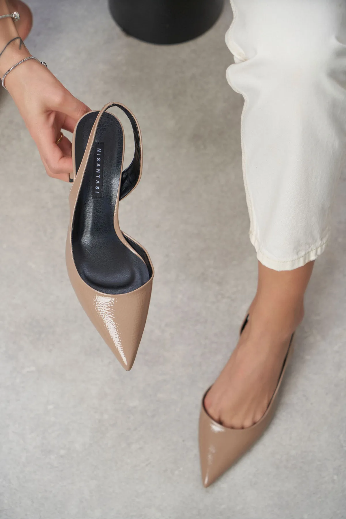 NİŞANTAŞI SHOES  Dunkelbeige Damen-Schuhe mit Absatz aus Lackleder mit Banddetail und spitzer Zehenpartie von Owen