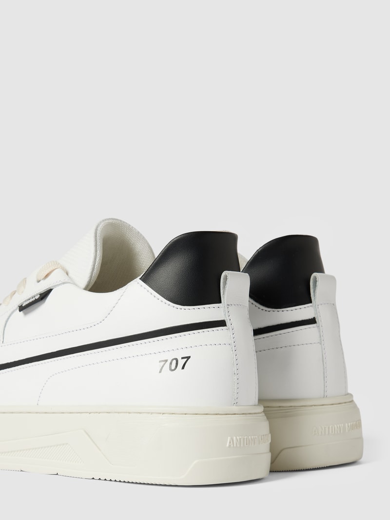 Sneaker mit Perforierungen in schwarz