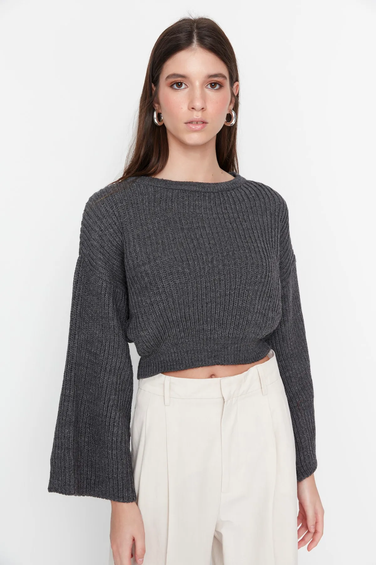 Trendyol Collection  Anthrazitfarbener, kurz geschnittener Strickpullover mit spanischen Ärmeln TWOAW20KZ0743