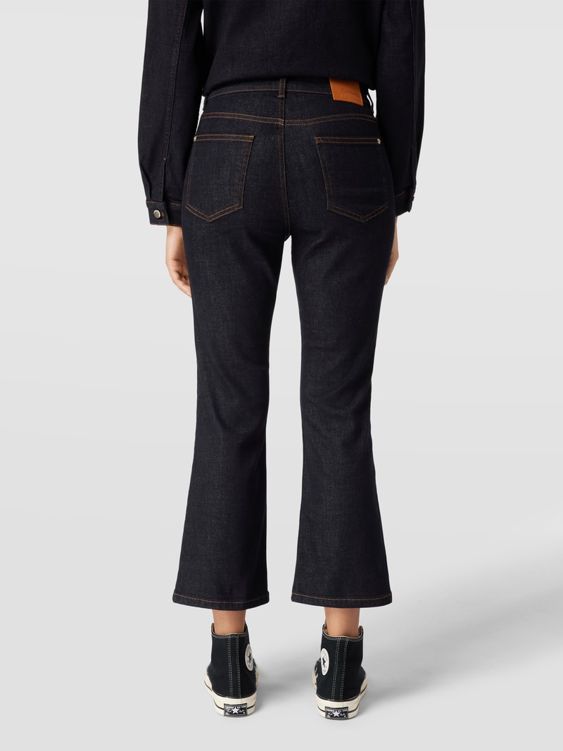 Jeans mit Label-Patch in dunkelblau