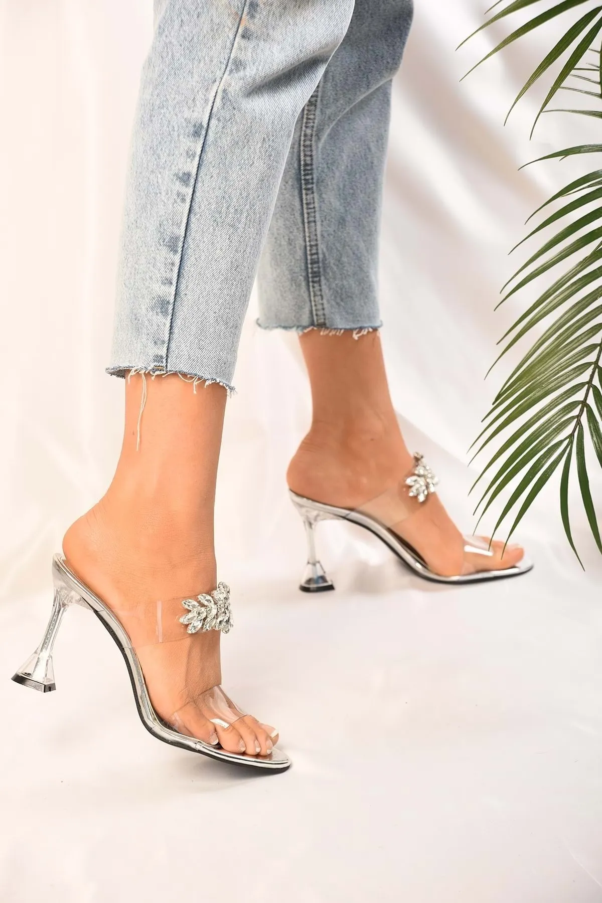 Shoeberry  Damen-Hausschuhe mit silbernen, verspiegelten, klassischen Strasssteinen und Absatz