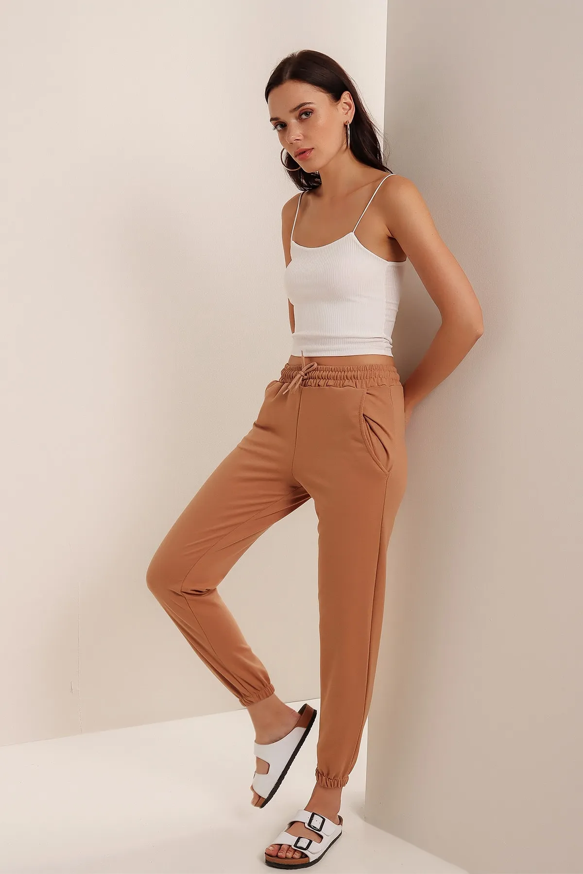 HAKKE  Hellbraune Jogginghose für Damen mit Taschen