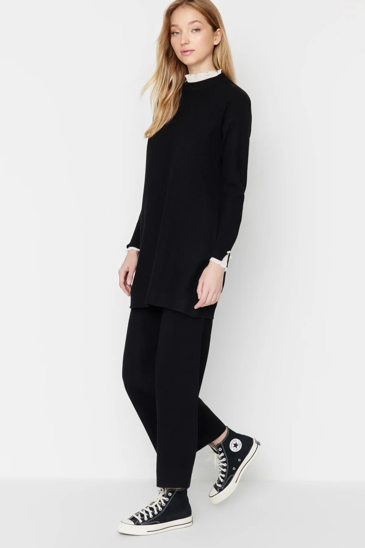 Trendyol Modest  Schwarzer Strickanzug mit Pullover- und Hosenteil und Perlenbesatz und Tülldetail TCTAW23US00088