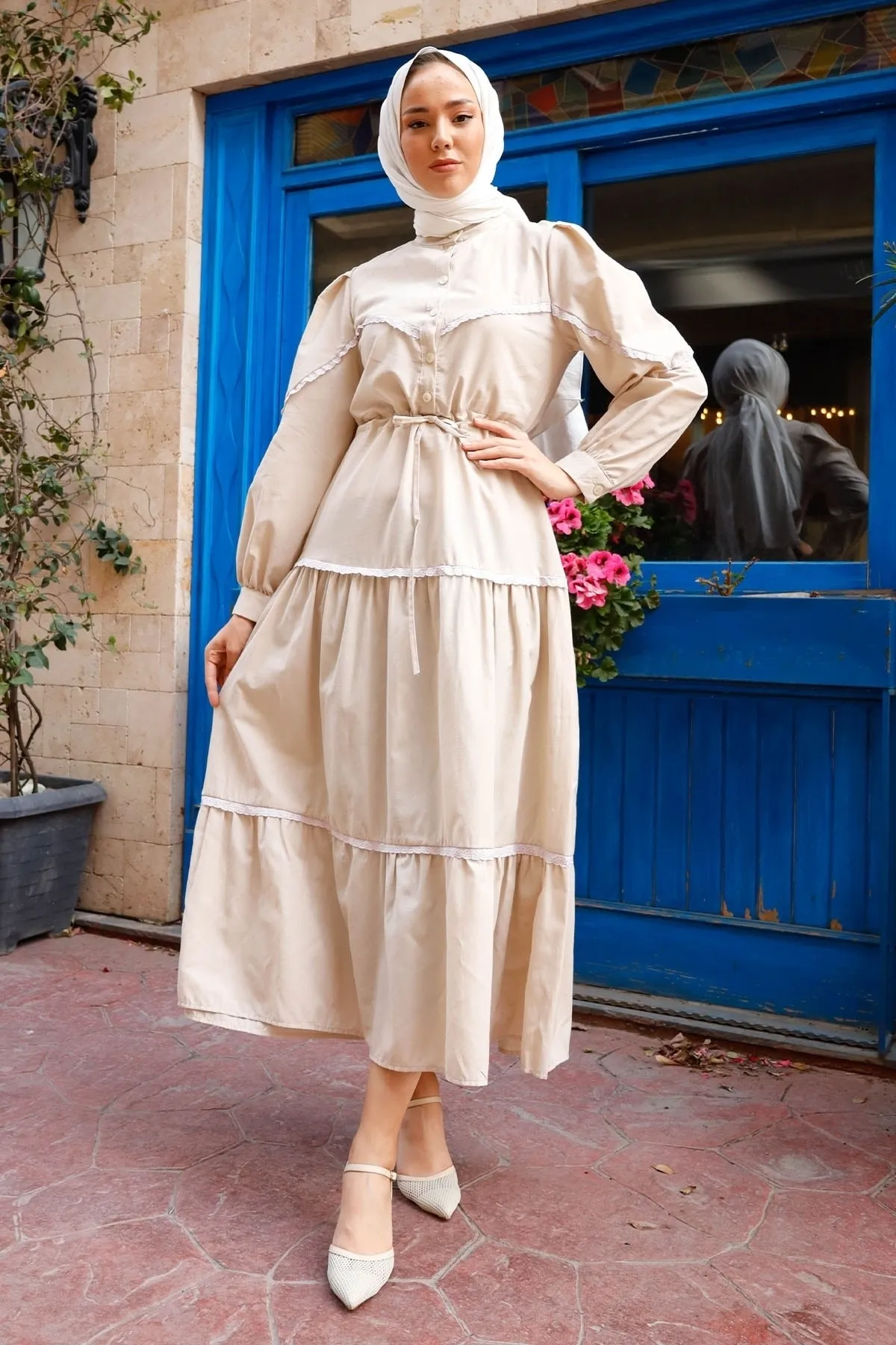 InStyle  Hijab-Kleid mit Guipure-Detail und Ballonärmeln – Stein