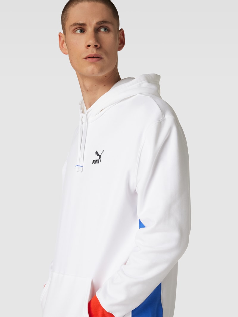 Hoodie mit Känguru-Tasche in weiß