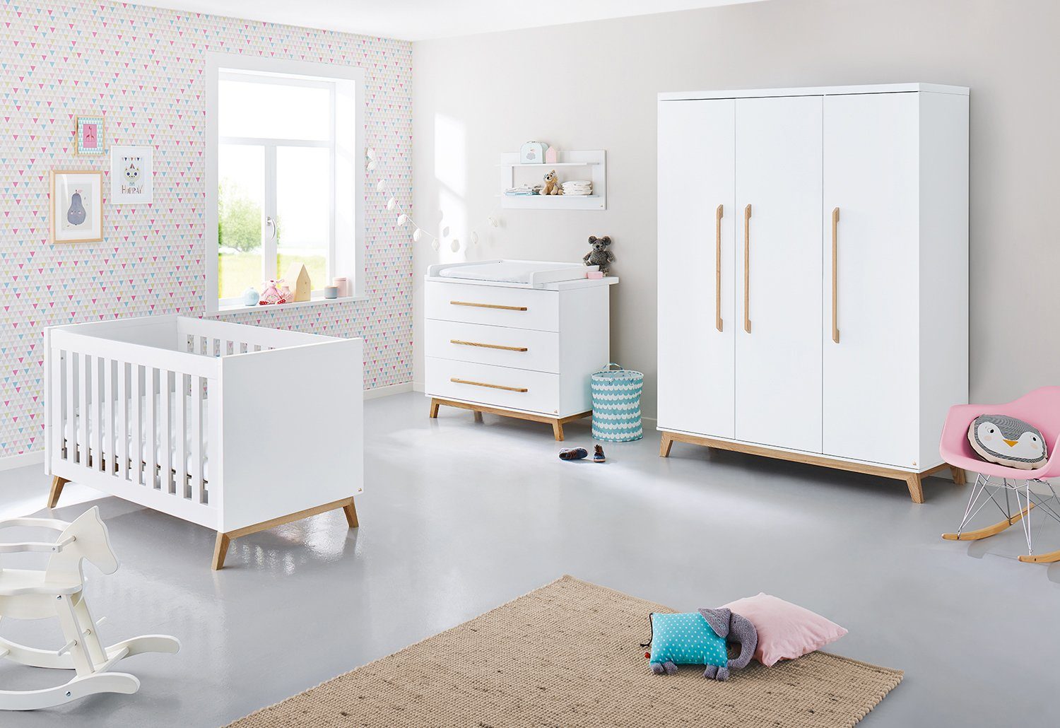 Pinolino® Babyzimmer-Komplettset Riva, (Set, 4-St., Kinderbett, Wickelkommode, Kleiderschrank, Wandregal), breit groß; mit Kinderbett, Wickelkommode, 3-trg. Schrank & Wandregal
