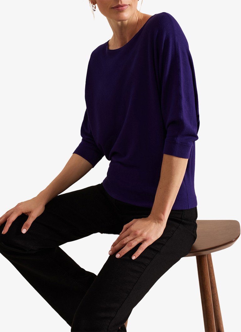 Tricou Cristine de la Phase Eight, confecționat din material tricotat subțire și elastic.