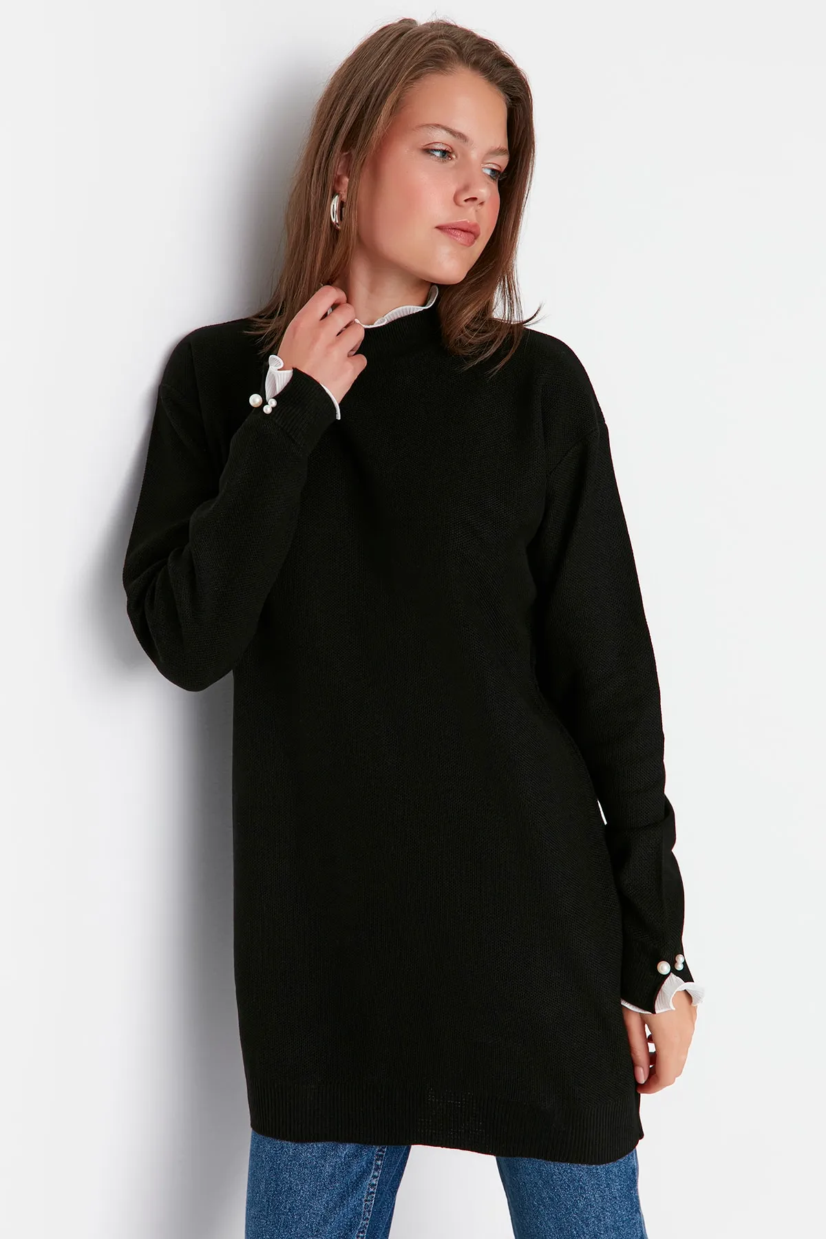 Trendyol Modest  Strickpullover mit schwarzen Ärmeln und Perlendetails TCTAW23AK00027