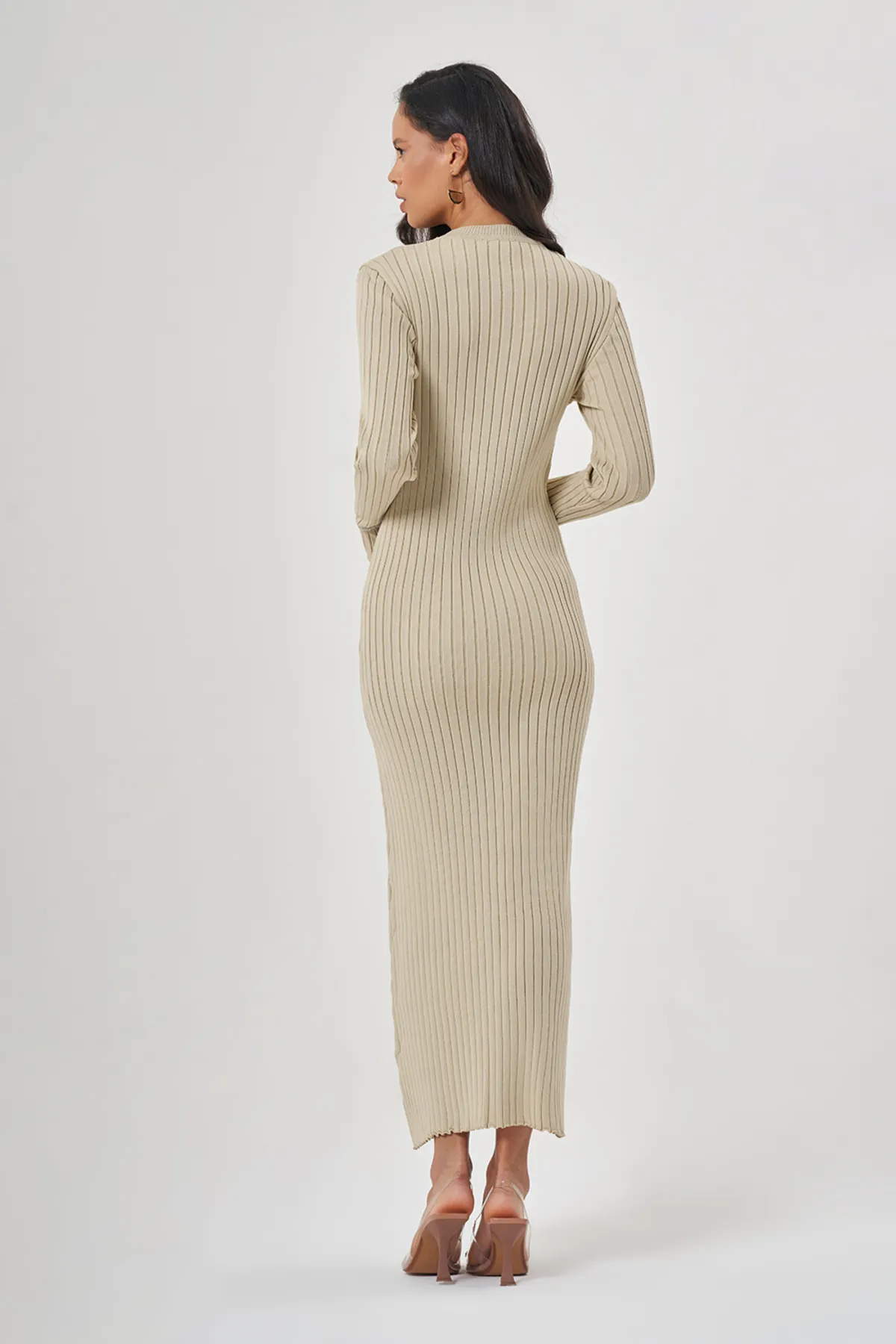 Mizalle  Geripptes Strickkleid in Beige mit O-Ausschnitt