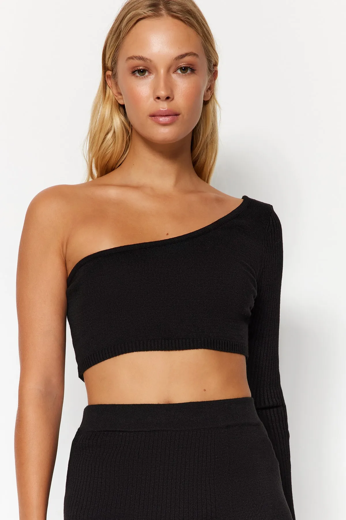 Trendyol Collection  Schwarzes 3-teiliges Strick-Set bestehend aus Rock, Bluse, Pullover, Oberteil und Unterteil TWOAW24AU00079
