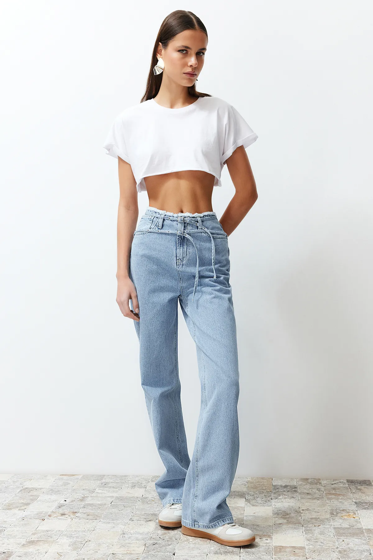 Trendyol Collection  Blaue, nachhaltigere Jeans mit weitem Bein und hoher Taille und detaillierter Taille TWOSS24JE00142