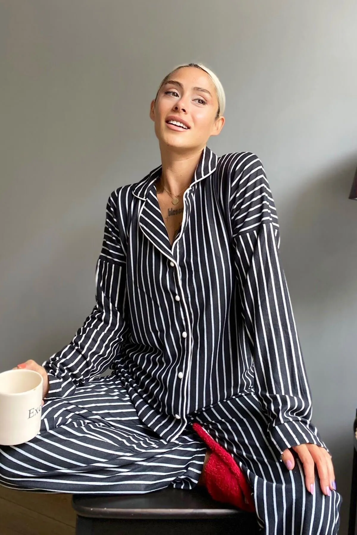 Pijamaevi  Pyjama-Set aus langärmligem Samt mit Streifenmuster und Knöpfen vorne