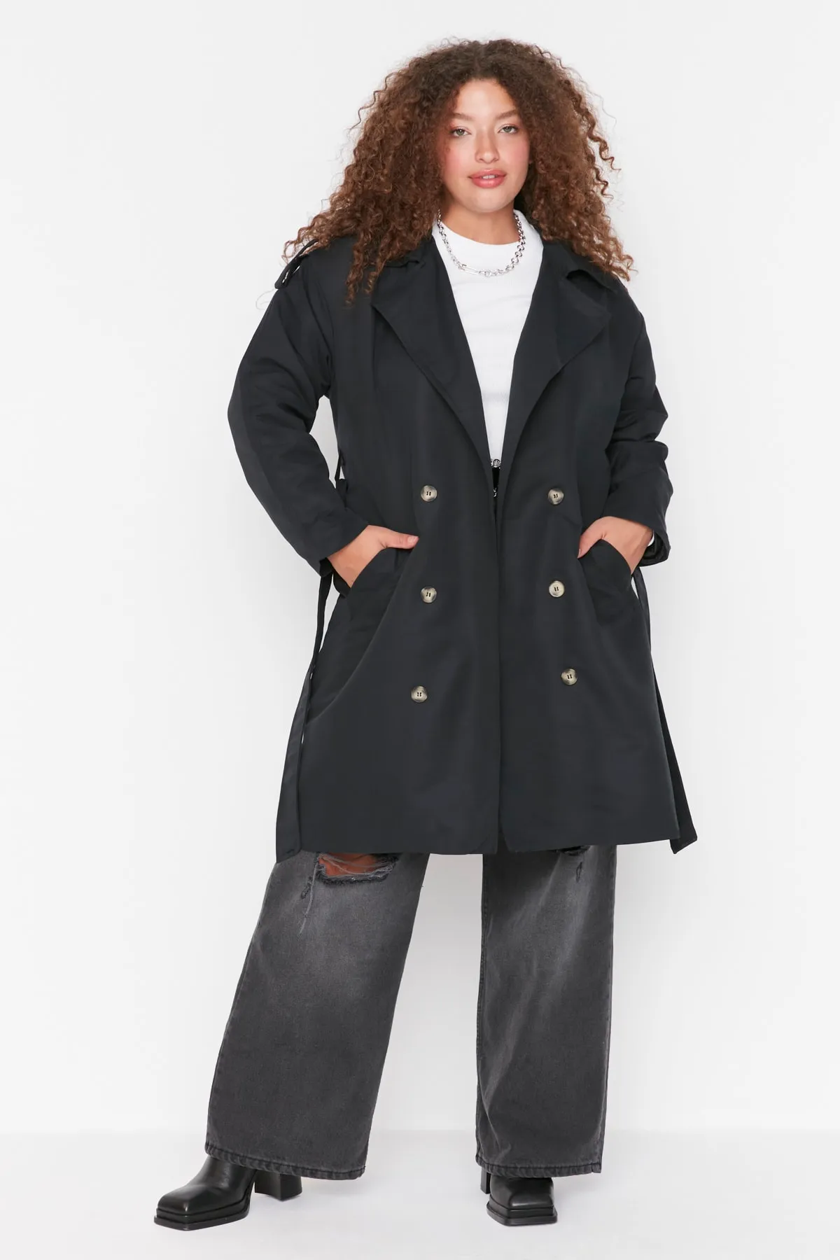 Trendyol Curve  Schwarzer Trenchcoat mit Schulterklappen und detailliertem Jackenkragen und Gürtel und weitem Schnitt TBBAW23BM00001