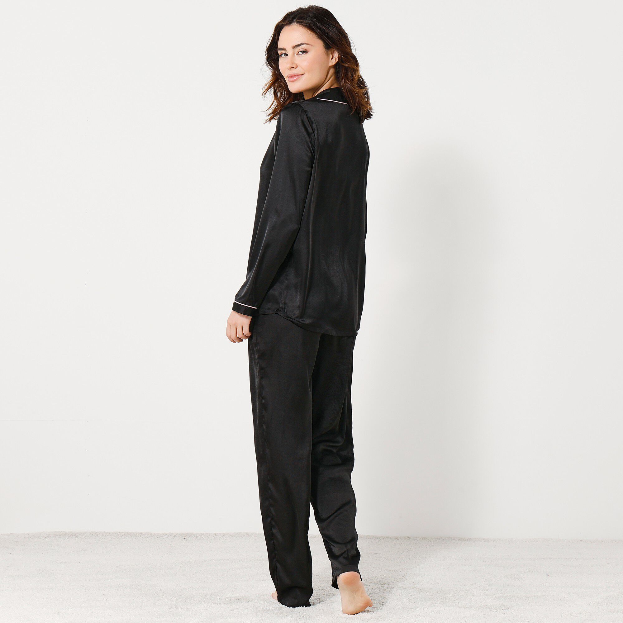 Pyjama col tailleur en satin uni