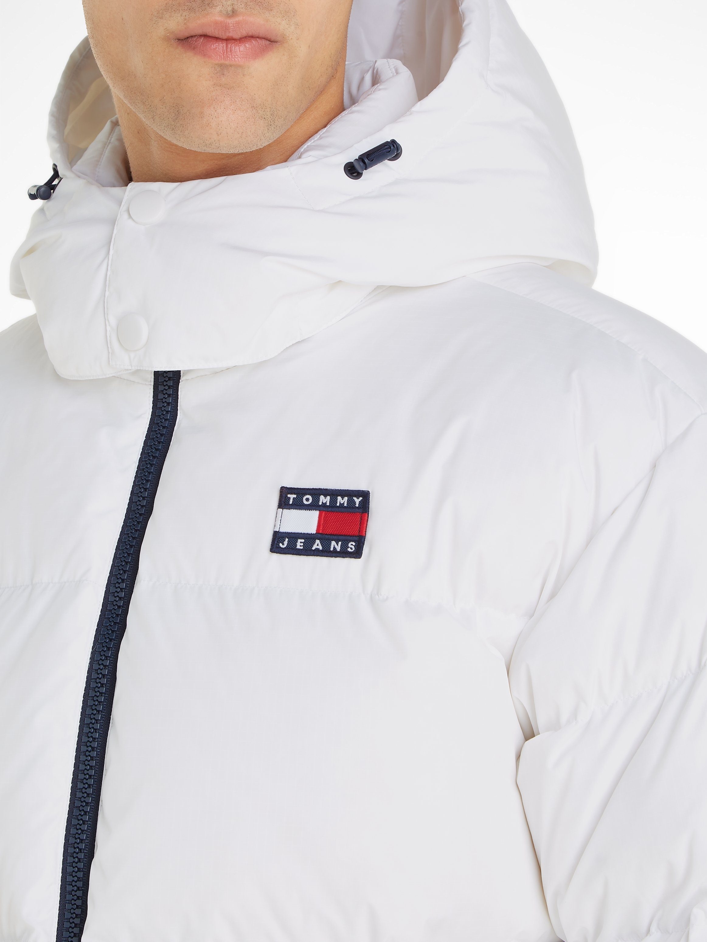 Tommy Jeans Steppjacke TJM ALASKA PUFFER mit Markenlabel