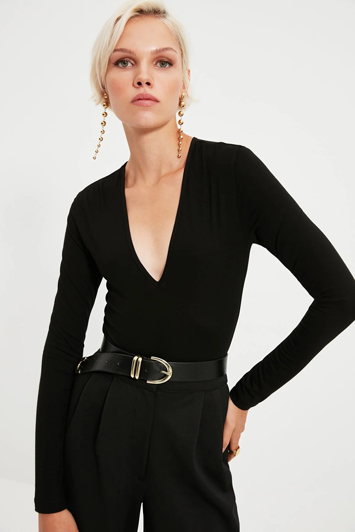 Trendyol Collection  Schwarzer Strick-Body mit tiefem V-Kragen und Druckknöpfen TPRAW22BD0084