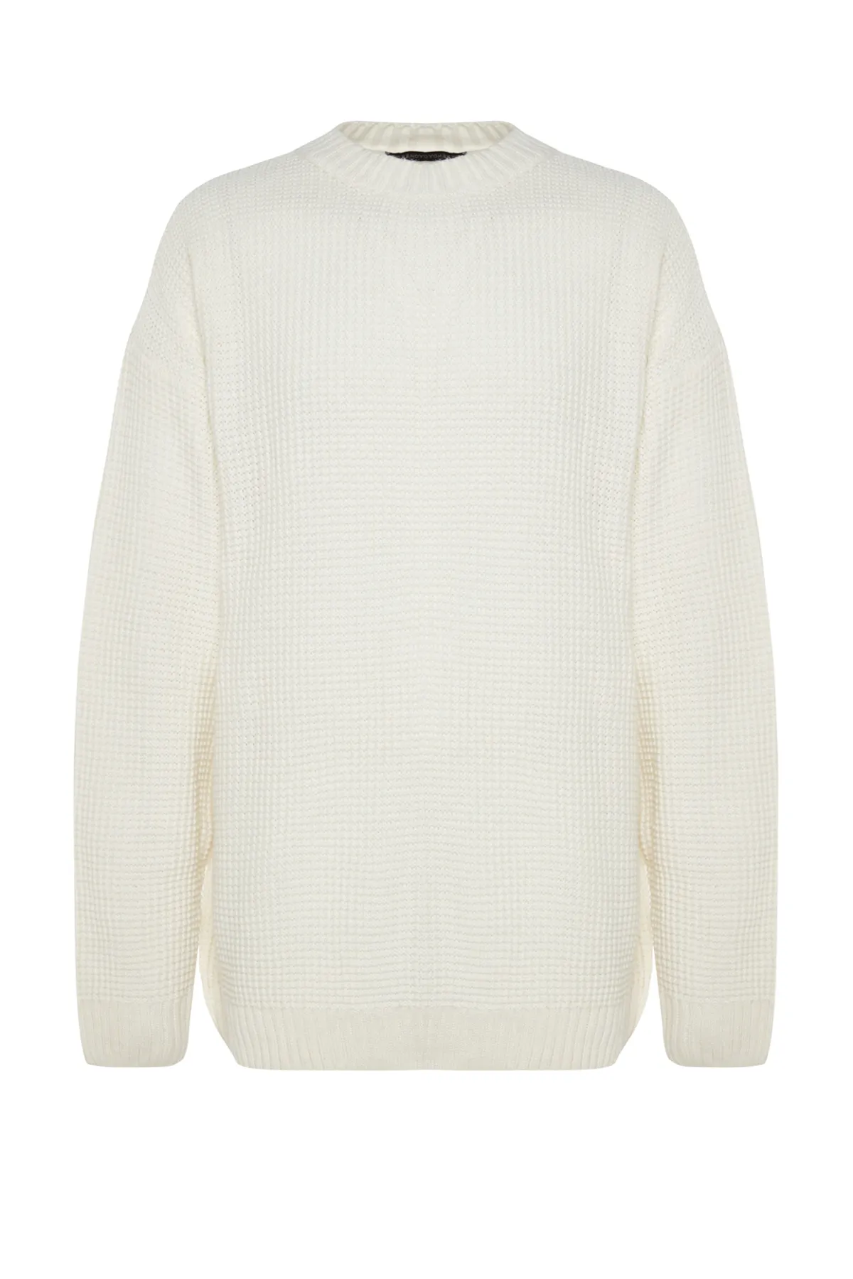 Trendyol Collection  Ecrufarbener Oversize-Pullover mit weiter Passform und Rundhalsausschnitt, bestickter Strickpullover TMNAW24KZ00032