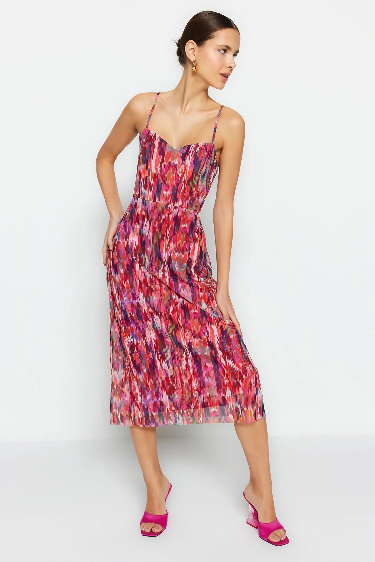 Trendyol Collection  Mehrfarbig gemustertes Midikleid mit überkreuztem Rücken und herzförmigem Ausschnitt in limitierter Auflage, Midikleid aus Tüll TWOSS23EL02092