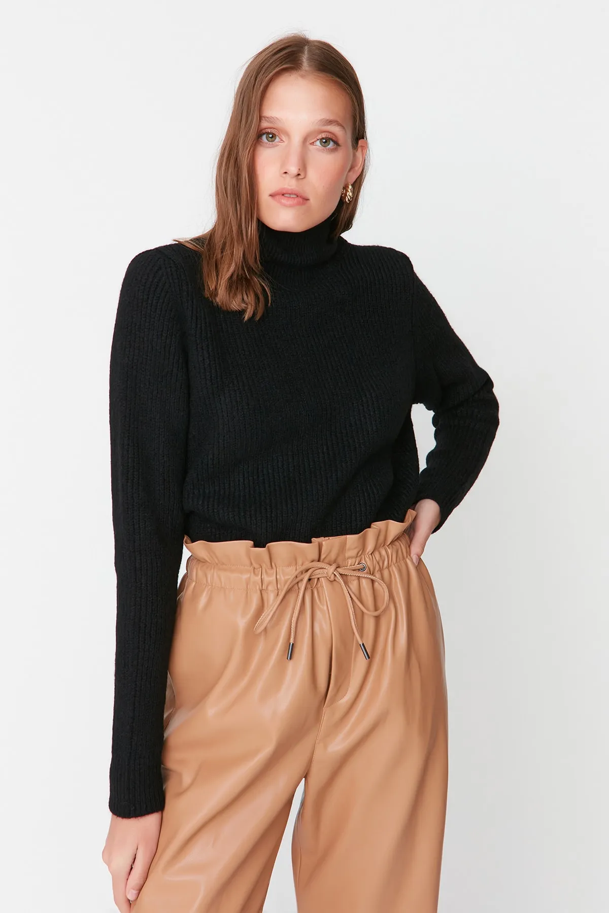 Trendyol Collection  Schwarzer Strickpullover mit Kragendetail TWOAW23KZ01105