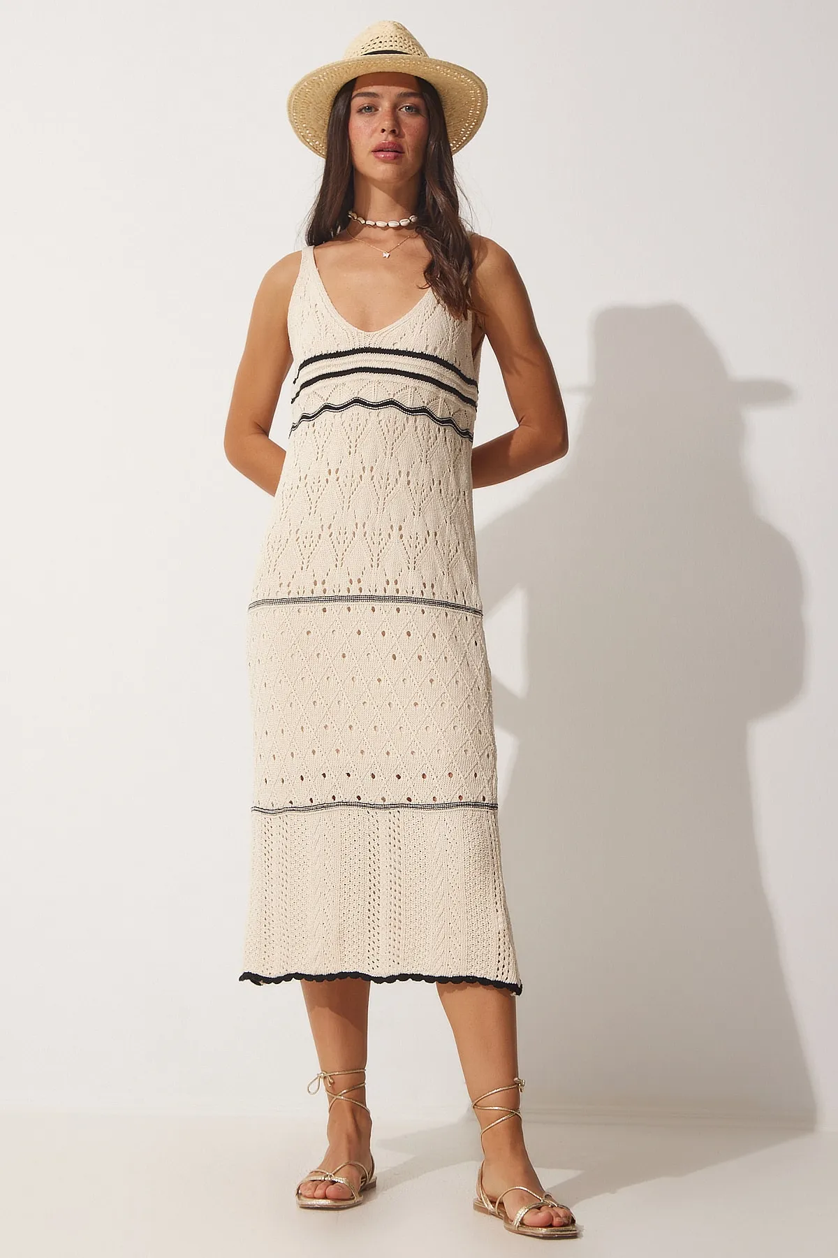Happiness İstanbul  Cremefarbenes, durchbrochenes Sommerstrickkleid mit Trägern für Damen NF00058