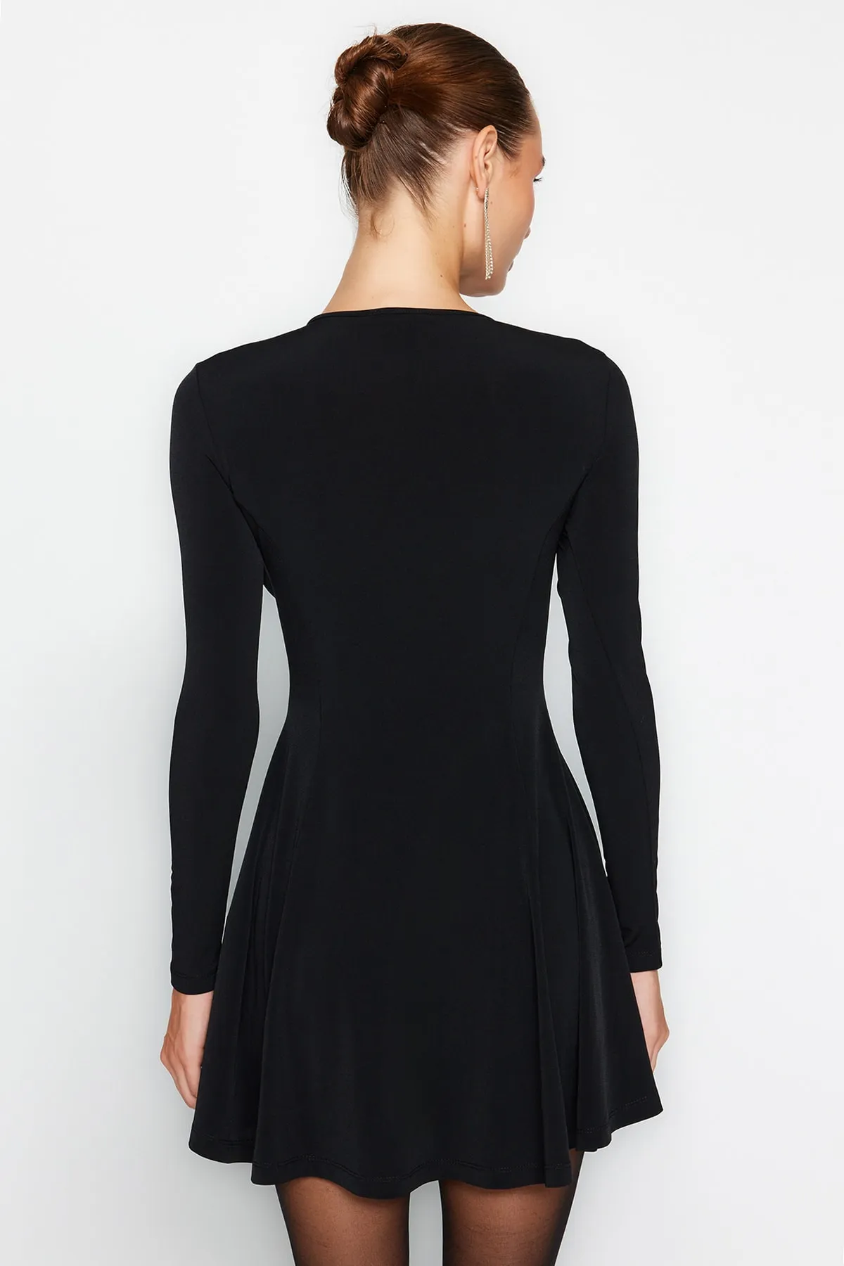 Trendyol Collection  Schwarzes, elegantes Abendkleid mit Taillenöffnung/Skater-Strickkrawattendetail TPRAW24EL00062