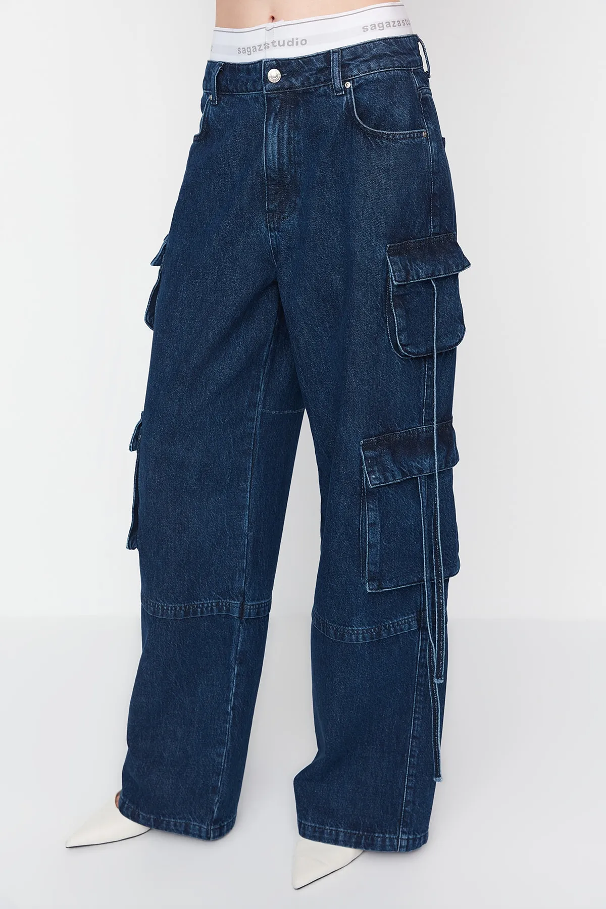 Trendyol Collection  X Sagaza Studio Blaue Jeans mit Taschendetails TPRAW23JE00005